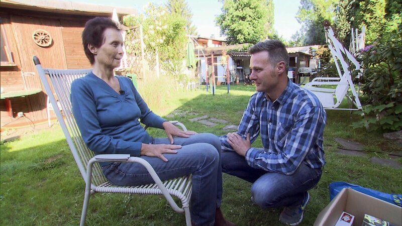 Trödelprofi Andi Bierschock hilft Rentnerin Sylvia ihr Haus zu behalten. – Bild: RTL II