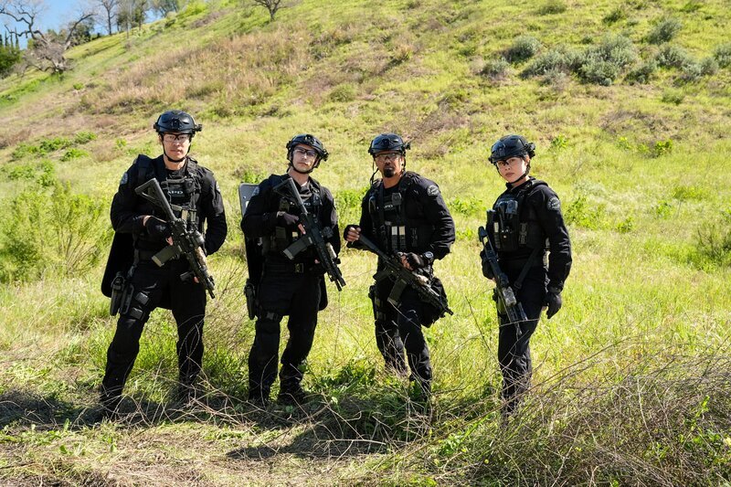 Officer Victor Tan (David Lim, l.), Sergeant Daniel ‚Hondo‘ Harrelson (Shemar Moore, 2.v.r.), Officer Zoe Powell (Anna Enger Ritch, r.) – Bild: Robert Voets /​ Sony