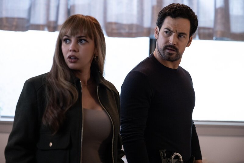 Max Mitchell (Vanessa Morgan, l.); Cole Ellis (Giacomo Gianniotti, r.) – Bild: Justine Yeung /​ Vancon S2 Productions BC Inc. /​ Vancon S2 ON Inc.