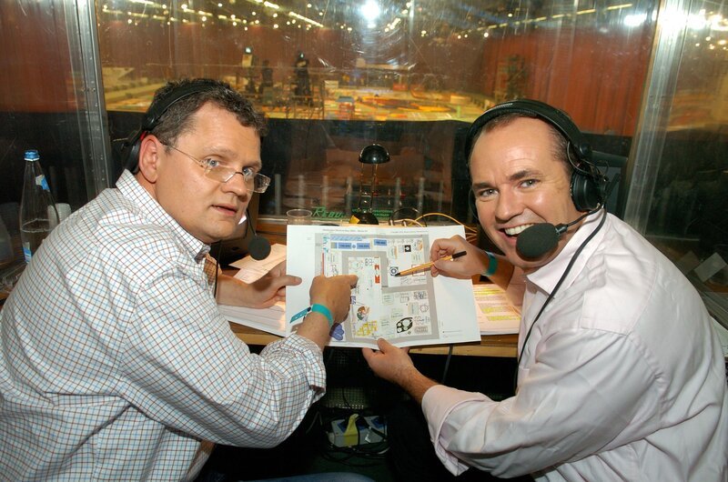 Wolfram Kons (re) und Uli Potofski moderieren und kommentieren den spektakulären Weltrekordversuch. – Bild: RTL Passion