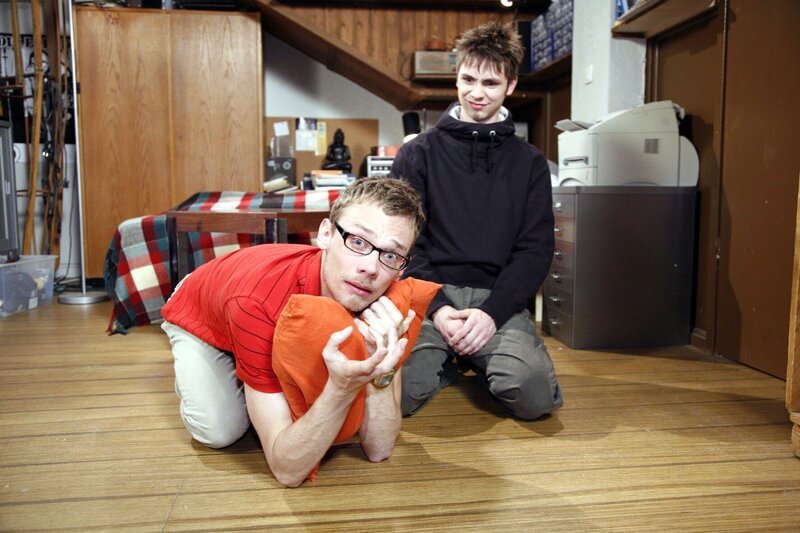 Tobias ist überzeugt, dass er ein Superstar auf der Bühne werden könnte, und lässt sich von Jürgen für ein Vorsprechen beim Theater coachen. – Bild: SAT.1