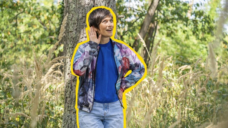 Alin Coen erklärt, warum es wichtig ist, die Tiere und ihren Lebensraum zu schützen. – Bild: ZDF/​Tim Bornemann