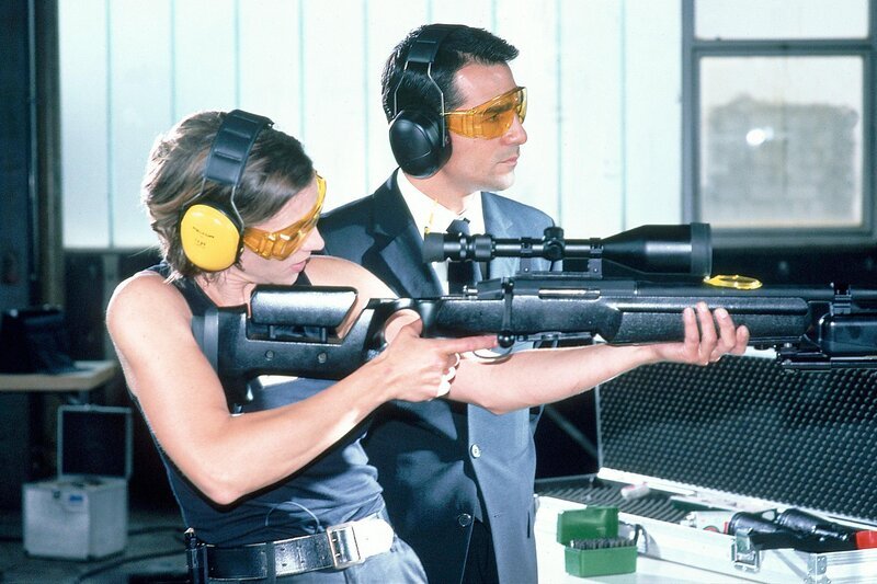 Toprak (Erol Sander) und Christin Stör (Carin C. Tietze) am Schiessstand. – Bild: ORF (FS1/​FS2) /​ ORF2