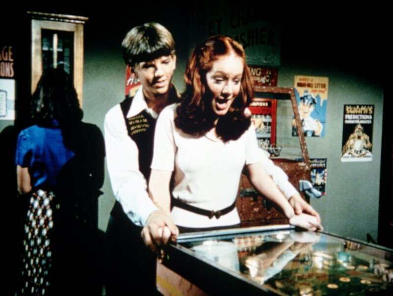 Jim Bob (David W. Harper, l.) und Ben „tauschen“ ihre Freundinnen und verabreden sich mit der Herzensdame des jeweils anderen, doch dies führt zu unerwarteten Eifersuchtsanfällen … – Bild: WARNER BROS. INTERNATIONAL TELEVISION