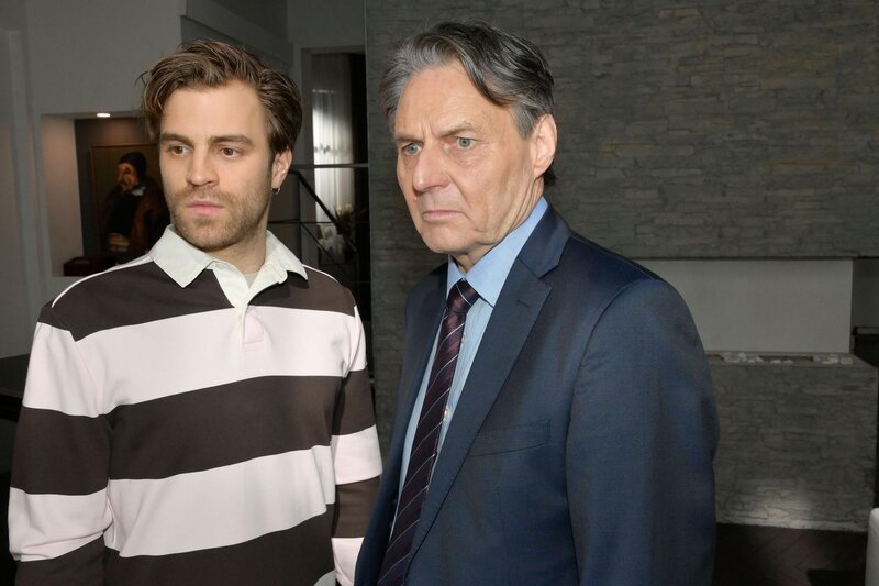 Gerner (Wolfgang Bahro, r.) erklärt Julian (Onno Buß), dass er fest entschlossen ist, Zoe zur Rechenschaft zu ziehen. – Bild: RTL /​ Rolf Baumgartner