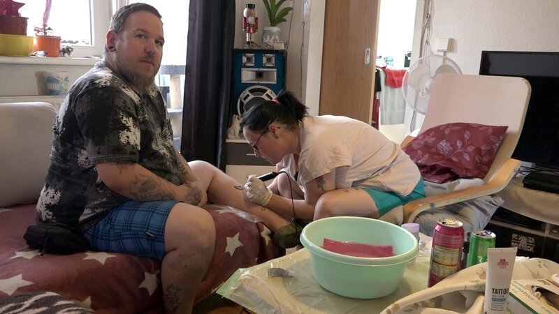 Nachdem ihr komplettes Tätowier-Equipment gestohlen wurde, haben Maik und Janett nun endlich eine neue Tätowiermaschine bekommen – und die kommt natürlich auch sofort zum Einsatz. – Bild: RTLZWEI