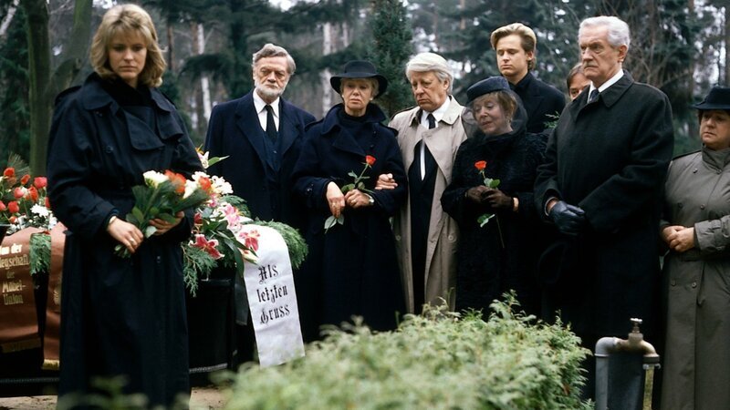Uschi (Anja Schüte), Graf Hasso (Friedrich Schütter), Hannelore (Maria Sebaldt), Eberhard (Stefan Orlac), Käthe (Edith Schollwer), Andy (Henrik Martz) und Dr. Dr. Gürtler (Karl Schönbeck) nehmen Abschied von Rüdiger. – Bild: Barbara Oloffs/​Terranova