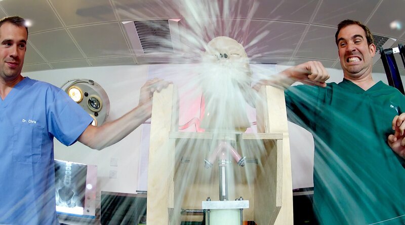 (v.li.): Chris van Tulleken (Dr. Chris), Xand van Tulleken (Dr. Xand). – Bild: ORF/​Serious Kids