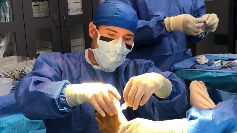Dr. Brad works on Shantell Green’s foot in surgery. – Bild: Discovery Communications, LLC