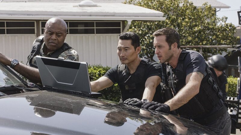 L-R: Lou Grover (Chi McBride), Chin Ho Kelly (Daniel Dae Kim), Steve McGarrett (Alex O’Loughlin) – Bild: 2016 CBS Broadcasting, Inc. All Rights Reserved /​ Norman Shapiro Lizenzbild frei