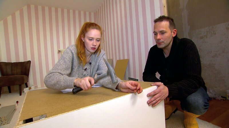 Sandra wünscht sich einen begehbaren Kleiderschrank im Stile einer Boutique und Mark (re.) darf ihr dabei helfen … – Bild: RTL II