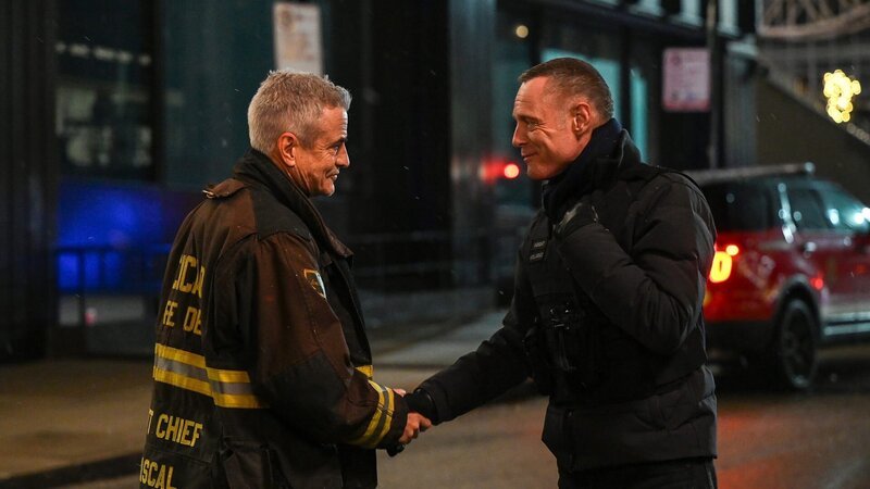 Chief Dom Pascal (Dermot Mulroney, l.) und Hank Voight (Jason Beghe, r.) – Bild: AXN Black