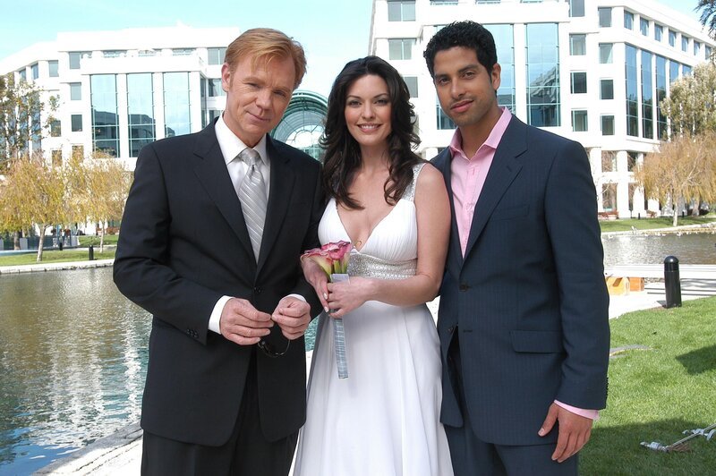 Horatio (David Caruso, li.) und Erics (Adam Rodriguez) Schwester Marisol (Alana De La Garza) machen ihr Glück perfekt und heiraten. – Bild: RTL