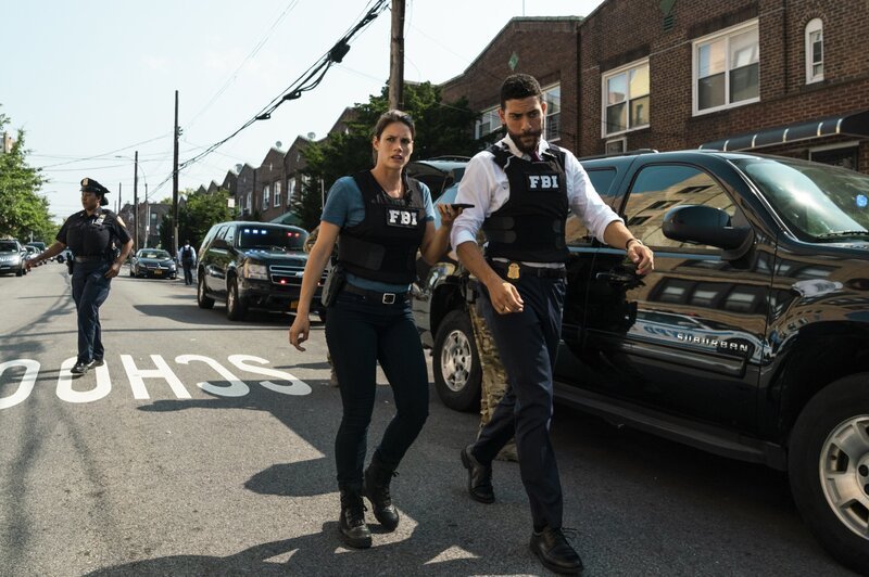 Maggie Bell (Missy Peregrym, l.); Omar Adom Zidan (Zeeko Zaki, r.) – Bild: 2018 CBS Broadcasting, Inc. All Rights Reserved /​ Michael Parmelee Lizenzbild frei