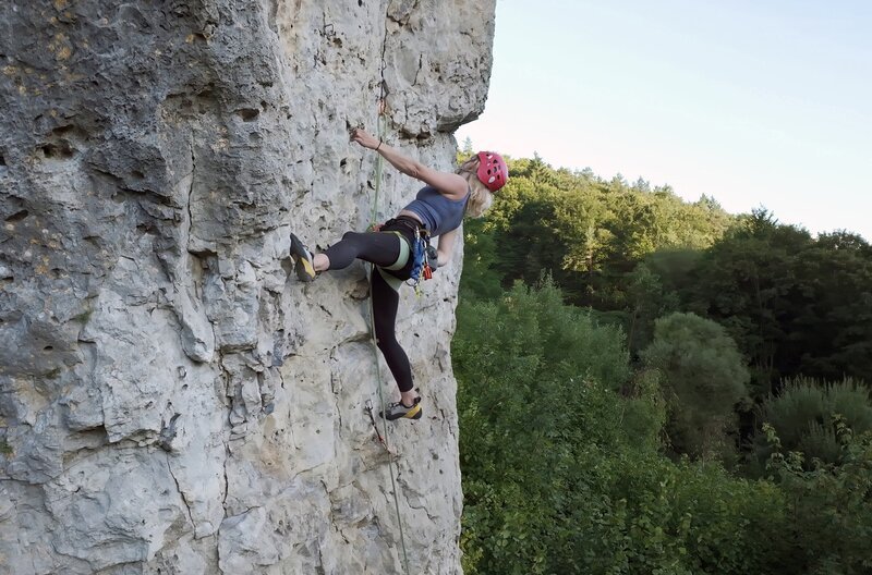Die Felsen der Fränkischen Schweiz stellen ein Kletterparadies dar. Viele fahren jedoch mit dem Auto zum Klettern, mit den entsprechenden Problemen. Die Ecopoint-Bewegung will den Zugang umweltfreundlicher gestalten. Mitglieder testen, wie Felsen per ÖPNV oder Rad erreichbar sind, und veröffentlichen ihre Erkenntnisse im kostenlosen Ecopoint-Guide. Hier im Bild klettert Dr. Maresa Watzlowik, Mitglied des Ecopoint-Teams. – Bild: BR/​Nikolai Ritzkowsky