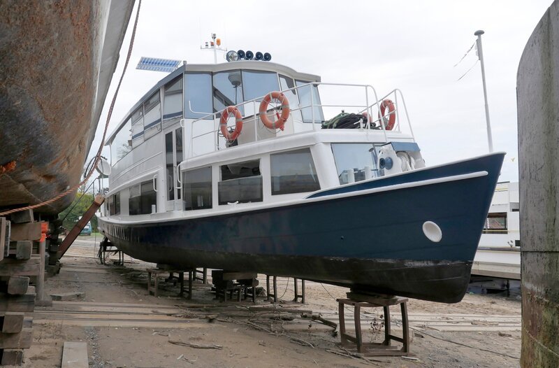 Die „Grafenwerth“ – das Wohnschiff von Eva und Sebastian Gehrlein. – Bild: HR/​Uli Pförtner