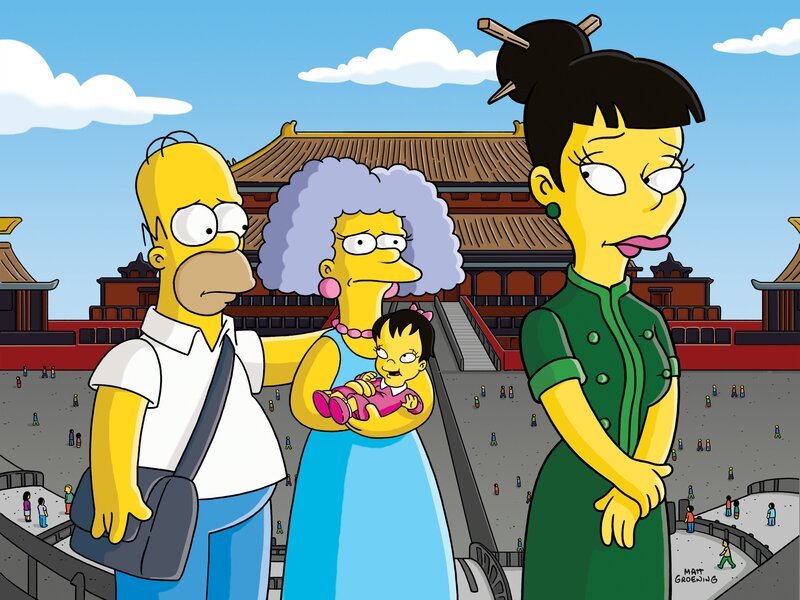 Selma (M.) entschließt sich, ein Kind zu adoptieren. Und da dies am einfachsten in China sein soll, fliegt sie mit der gesamten Familie Simpson nach Peking. – Bild: Twentieth Century Fox Film Corporation