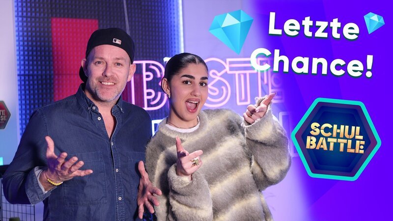 Moderation des achten Schulbattles live aus dem neuen Kölner Livestream-Studio: Dilara Colak im Team mit Ben Blümel von KiKA LIVE. – Bild: KiKA/​Bavaria Entertainment