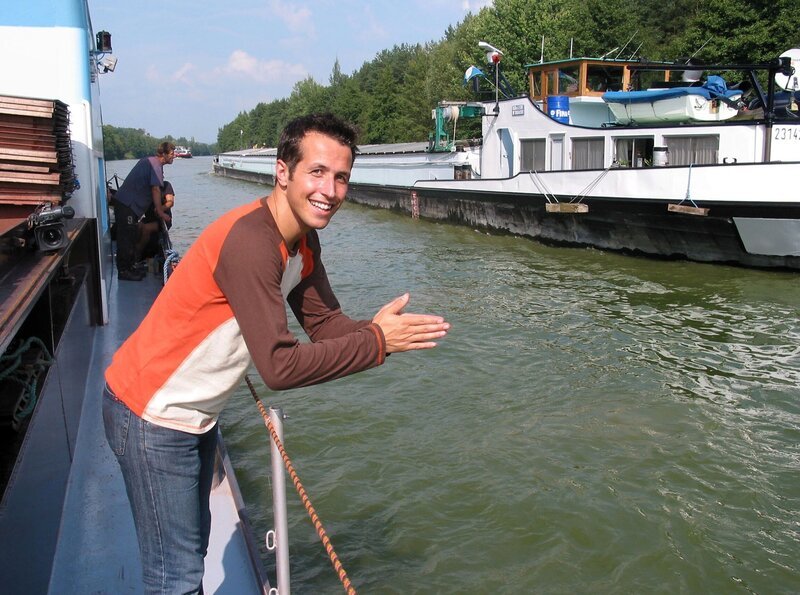 Willi Weitzel lernt das Leben und die Alltagsarbeit einer Familie auf einem Frachter kennen. Das Schiff transportiert regelmäßig Eisenerz von Holland nach Österreich. – Bild: Bayerischer Rundfunk/​megaherz gmbh