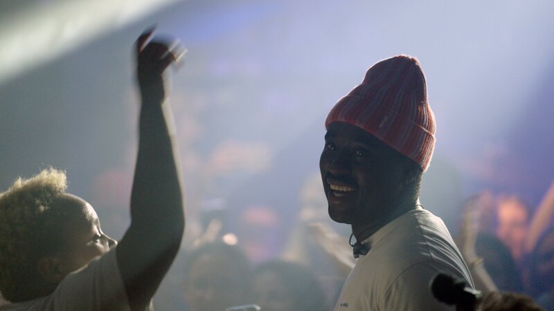 Jonny (26) genießt das Tourleben und freut sich über die emotionale Unterstützung aus seinem Umfeld. – Bild: Jan Prillwitz /​ ZDF