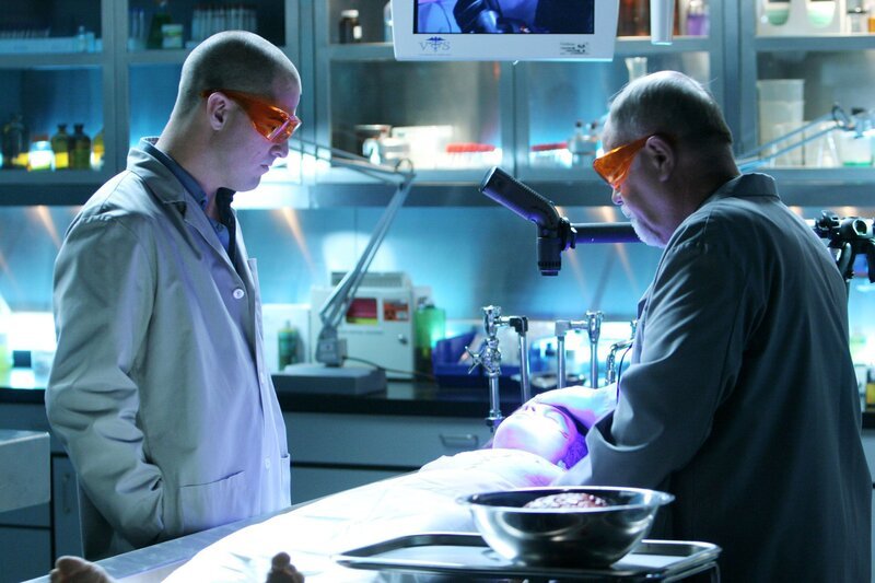 Nick (George Eads, l.) und Doc Robbins (Robert David Hall) haben die traurige Aufgabe, den tot aufgefundenen Jungen zu untersuchen, um die Todesursache herauszufinden. – Bild: RTL /​ CBS