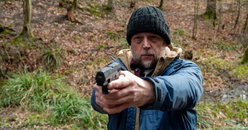 Der flüchtige Bankräuber Philip Töpfer (Smudo) hat sich mit einer Geisel auf den Weg zu der Beute gemacht, die er nach dem damaligen Überfall in einem Waldstück versteckt hat. Schafft er es, mit dem Geld zu fliehen oder kommt ihm die Stuttgarter Polizei auf die Schliche? – Bild: ZDF und MARKUS_FENCHEL