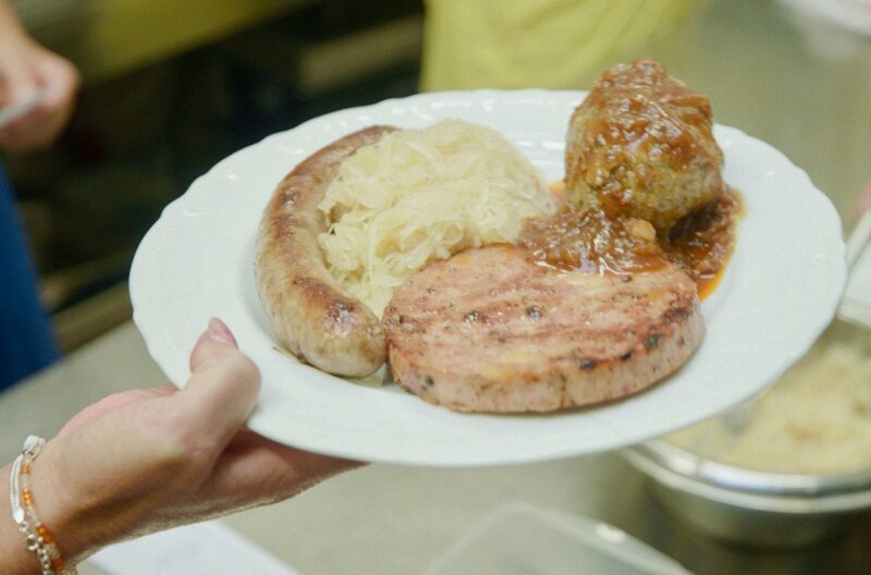 Auf der Kerwe in Winden servieren die Landfrauen den klassischen „Pfälzer Teller“ mit Saumagen, Leberknödel, Bratwurst und Sauerkraut. – Bild: SWR/​Nörbert Lübbers