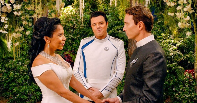 (v.li.): Penny Johnson Jerald (Dr. Claire Finn), Seth MacFarlane (Capt. Ed Mercer), Mark Jackson (Isaac). – Bild: ORF/​ProSieben/​20th Century Studios/​Hulu/​Gilles Mingasson