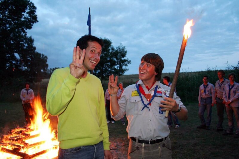 Willi und der Stammesführer Andi und dem Pfadfindergruß! – Bild: Bayerischer Rundfunk/​megaherz gmbh
