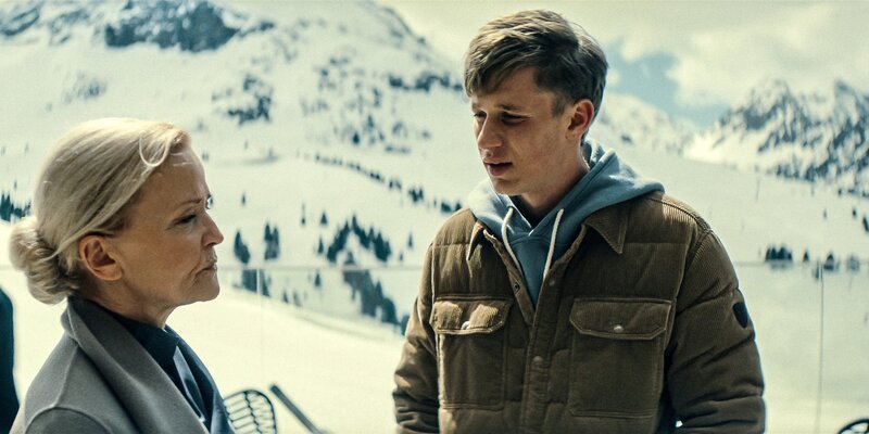 Alex (Tristán López) will von seiner Tante Johanna Schönborn (Michou Friesz) wissen, was los ist. Sie soll ihm endlich die Wahrheit sagen – Bild: ORF/​Mona Film/​ Barry Films