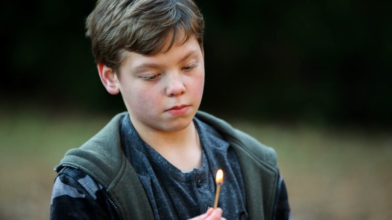 Michael Formoso (Young Kevin) lighting a match – Bild: Discovery Communications, LLC