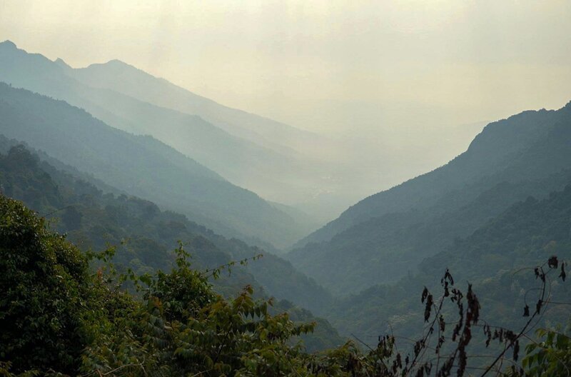 Uralte Rituale auf windigen Berggipfeln: In den abgeschiedenen Nilgiris, den „blauen Bergen“ im Süden Indiens, wacht das Volk der Toda über das Gleichgewicht zwischen Himmel und Erde. – Bild: Elephant Doc