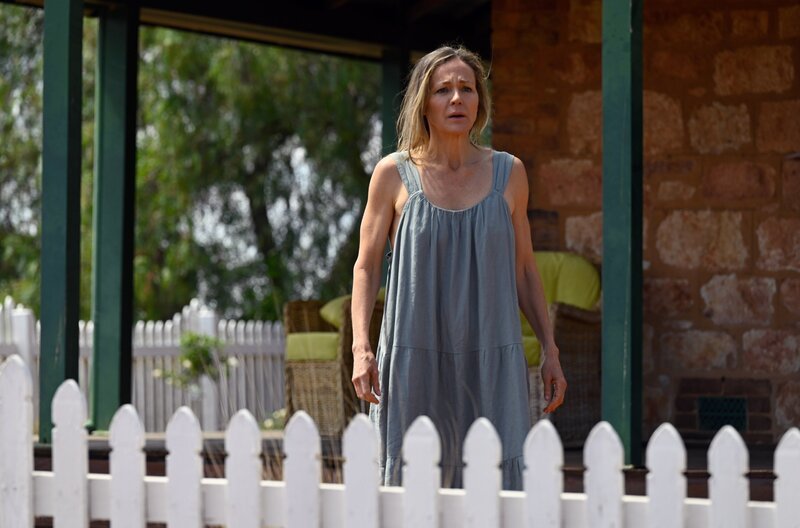 Geraldine (Caroline Brazier) vor ihrem Haus – Bild: Bunya Productions/​All3Media International