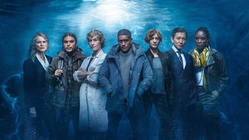 (v.li.): Katherina Lehmann (Barbara Sukowa), Leon Anawak (Joshua Odjick), Cécile Roche (Cécile de France), Sigur Johanson (Alexander Karim), Charlie Wagner (Leonie Benesch), Mifune (Takuya Kimura), Samantha Crowe (Sharon Duncan-Brewster). – Bild: ORF/​ZDF/​[M] Serviceplan/​Staudinger + Franke