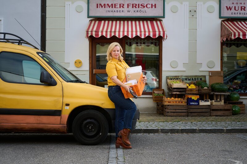 Katharina Straßer posiert für ein Foto. – Bild: Philipp Carl Riedl /​ ServusTV