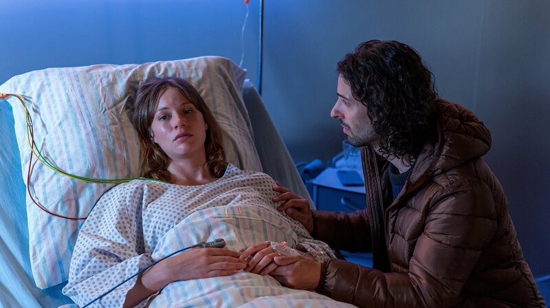 Celine (Ana-Carolina Kleine) ist schwanger. Untersuchungen zeigen aber, dass sie eine Eileiterschwangerschaft und innere Blutungen hat. Celine wird notoperiert und Albert (Alessio Hirschkorn) muss um seine Freundin bangen. – Bild: SWR/​Christian Koch