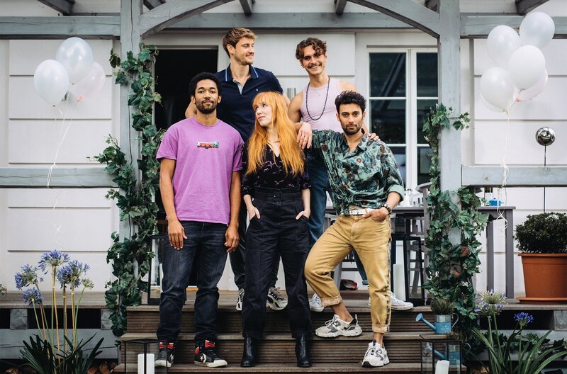 „All you need“ Staffel 2: Dreharbeiten für die Fortsetzung der Dramedy über das Leben, die Liebe und die Freundschaft. Vor der Kamera stehen Benito Bause als Vince, Arash Marandi als Levo, Christin Nichols als Sarina, Frédéric Brossier als Robbie und Mads Hjulmand als Tom. Ludwig Brix spielt Sarinas Bruder Simon, Tom Keune Rugbytrainer Andreas. Regisseur und Headautor ist Benjamin Gutsche. Ceylan Yildirim und River Matzke sind weitere Autor:innen dieser Staffel. Unterstützt werden die Dreharbeiten durch die Berlin Bruisers, einer gay and inclusive-Rugbymannschaft aus Berlin. Gedreht wird voraussichtlich noch bis Anfang Oktober. – Bild: ARD Degeto/​Andrea Hansen