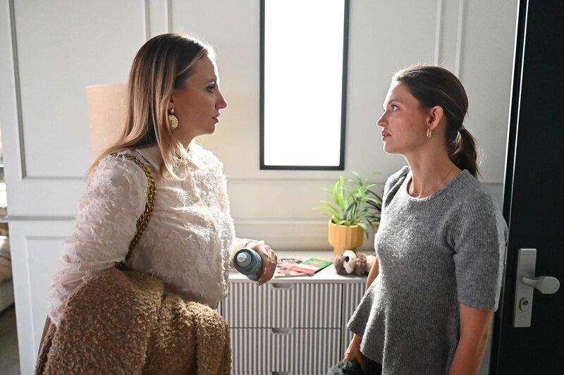 Nathalie (Amrei Haardt, r.) kann Isabelle (Ania Niedieck) überzeugen, ihren Verdacht zurückzustellen. – Bild: RTL