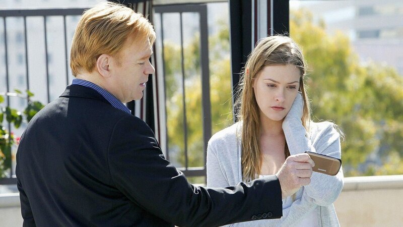 Horatio (David Caruso) vernimmt Monica Dow (Kristina Apgar), die ihre ermordete Freundin Corinne am Pool der Dade University gefunden hat. – Bild: RTL