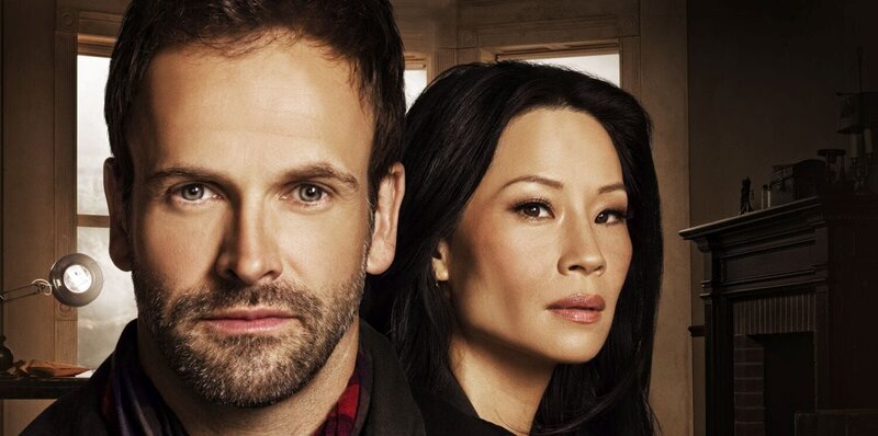 L-R: Sherlock Holmes (Jonny Lee Miller), Joan Watson (Lucy Liu). – Bild: ATV2