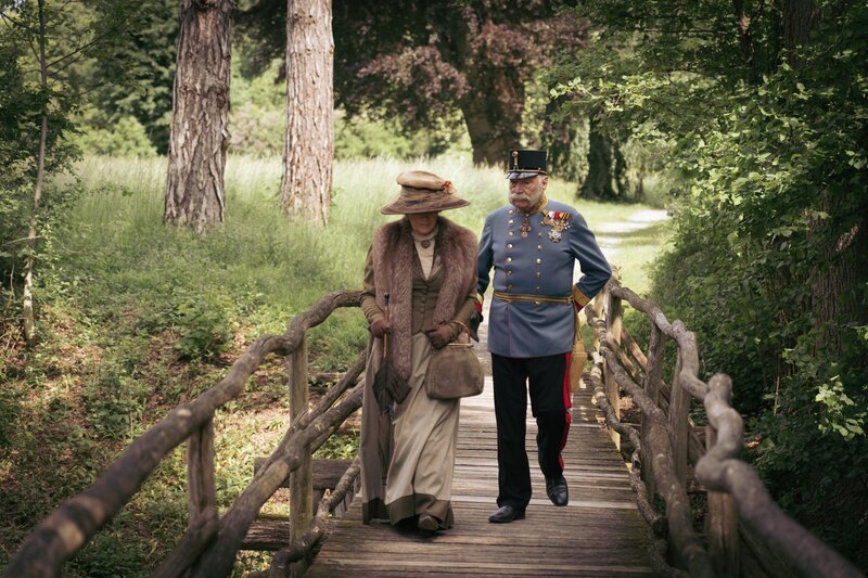 Die Schauspielerin Katharina Schratt ist dem alternden Kaiser (Gerhard Dorfer) bis ans Ende seines Lebens eine treue Begleiterin. Sisi fördert die Beziehung, da sie selbst sich Franz Joseph immer mehr entzieht. – Bild: ZDF und Martin Koddenberg