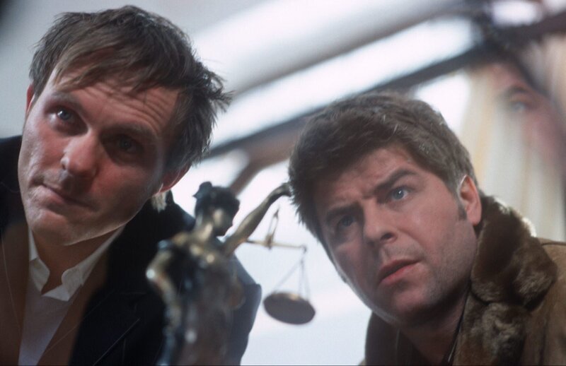 Jupp (Uwe Fellensiek, r.) und Falk (Dirk Martens, l.) untersuchen den Tatort. – Bild: SAT.1 /​ Münstermann