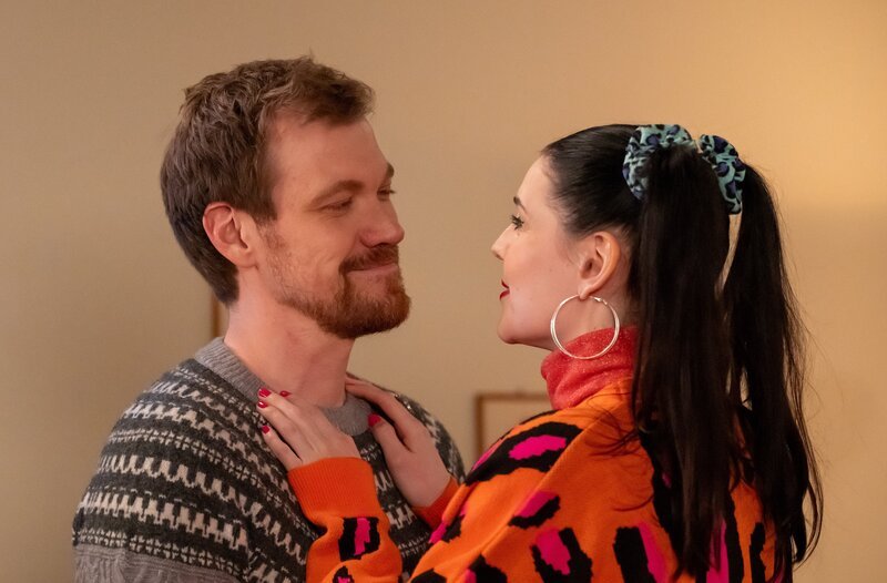 Charly (Nils Kreutinger) ist stolz, als er Tina (Anita Eichhorn) statt mit Kickboxen mit einem Zaubertrick beeindrucken kann. Weiteres Bildmaterial finden Sie unter www.br-foto.de. – Bild: BR/​Ewa Wiese