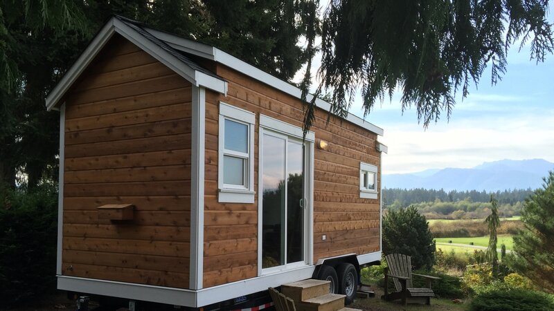Located near Qualicum Beach, on Vancouver Island, BC, this tiny home sits on an 8’ x 10’ trailer and the exterior features custom milled Vancouver Island Cedar, as seen on Tiny House Hunters. – Bild: Scripps