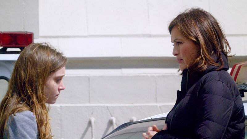 Jennas (Hayley McFarland, l.) muss mit Ansehen wie ihre Mutter erschossen wird. Kann Detective Olivia Benson (Mariska Hargitay) ihr bei der Verarbeitung des schrecklichen Erlebnisses helfen? – Bild: TVNOW