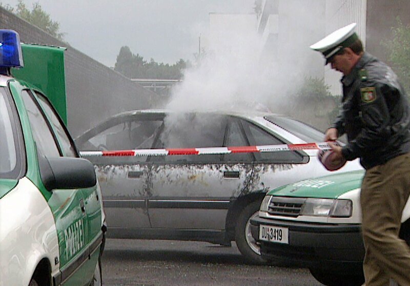 Auf dem Parkplatz einer Metallfirma finden die Arbeiter morgens ein ausgebranntes Autowrack. Am Steuer sitzt eine völlig verkohlte Leiche, die offensichtlich mit Benzin übergossen wurde. – Bild: RTLup