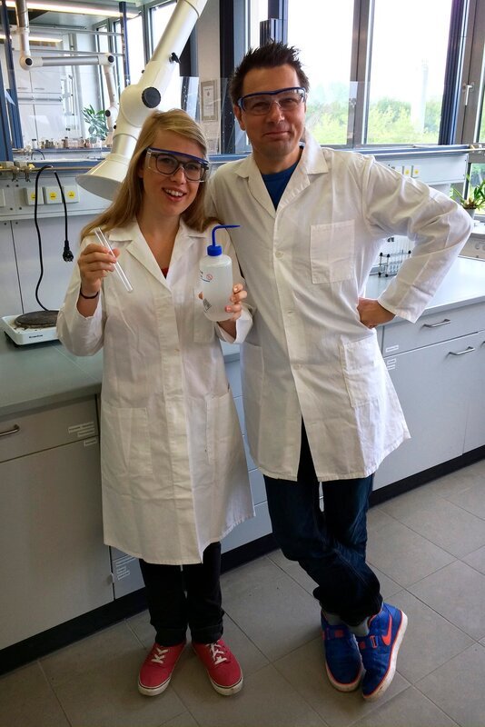 Die Reporter Esther Brandt (l) und André Gatzke (r) sind unterwegs in Sachsen-Anhalt – und machen Blau, im Chemiemuseum Merseburg. – Bild: WDR/​tvision