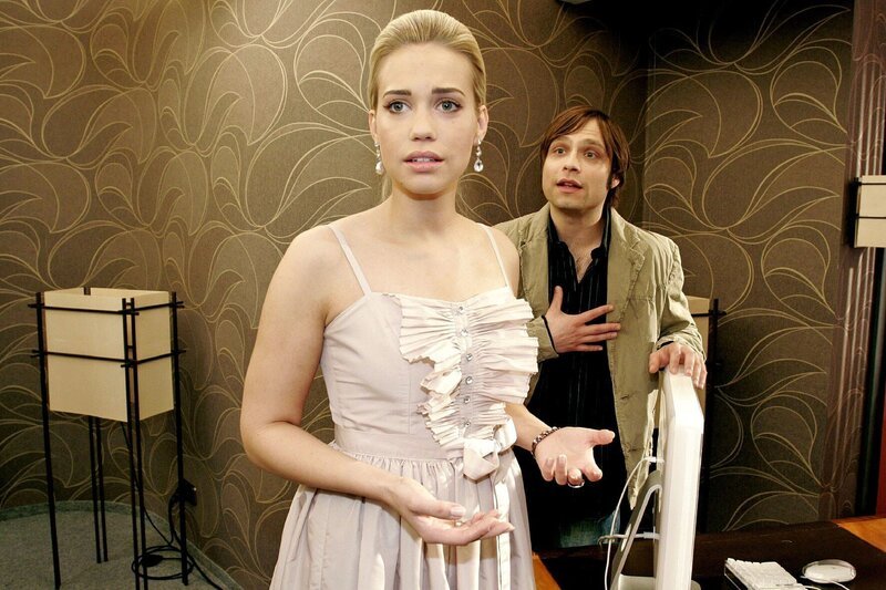 Kim (Lara-Isabelle Rentinck, l.) kann nicht nachvollziehen, dass Bruno (Tim Sander, r.) es ablehnt, seine Geschichte der Presse zu erzählen und damit auf die Werbung für seine Schuhkollektion zu verzichten. – Bild: ATV2