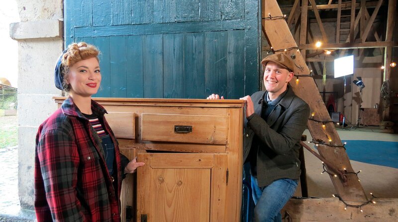 Heute nimmt sich das „Hallo Schatz“-Team bestehend aus Oli P. (r) und Victoria Beyer (l) des alten Sideboards von Henning Lambertz an. Das hat er schon von seinem Vater geerbt. Doch inzwischen passt es nicht mehr zur Einrichtung. – Bild: WDR/​Encanto Film- und Fernsehproduktions GmbH