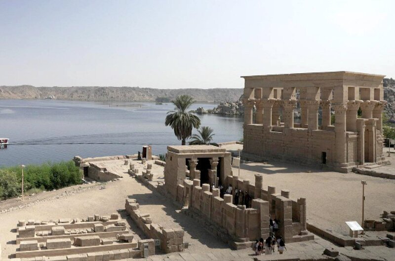 Auf der Insel Bigeh, unweit des Assuan-Staudamms in Ägypten, soll sich das Grab des Gottes Osiris befinden. Seit Jahrhunderten zieht dieser Ort Grabräuber und Heilungssuchende an. – Bild: Elephant Doc